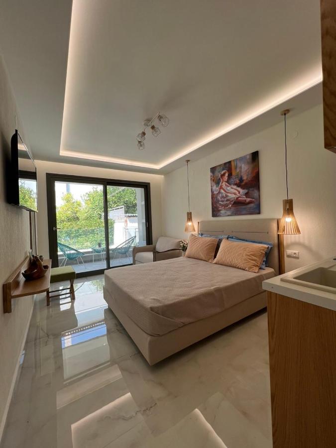 Wide Blue Luxury Boutique Suites Неос-Мармарас Экстерьер фото