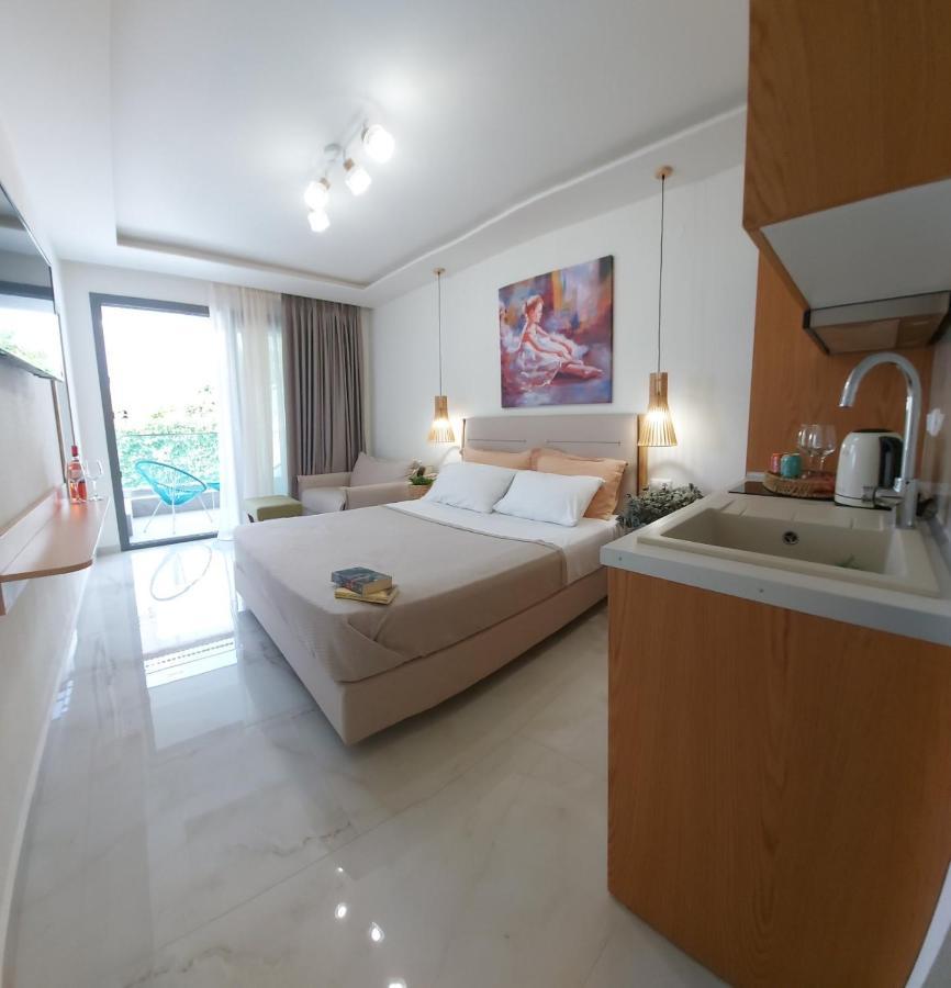 Wide Blue Luxury Boutique Suites Неос-Мармарас Экстерьер фото